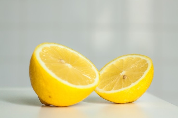 Bere acqua e limone al mattino: gli effetti miracolosi sull'organismo