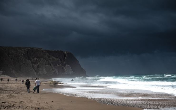 Temporale in spiaggia: i comportamenti che ci mettono in pericolo