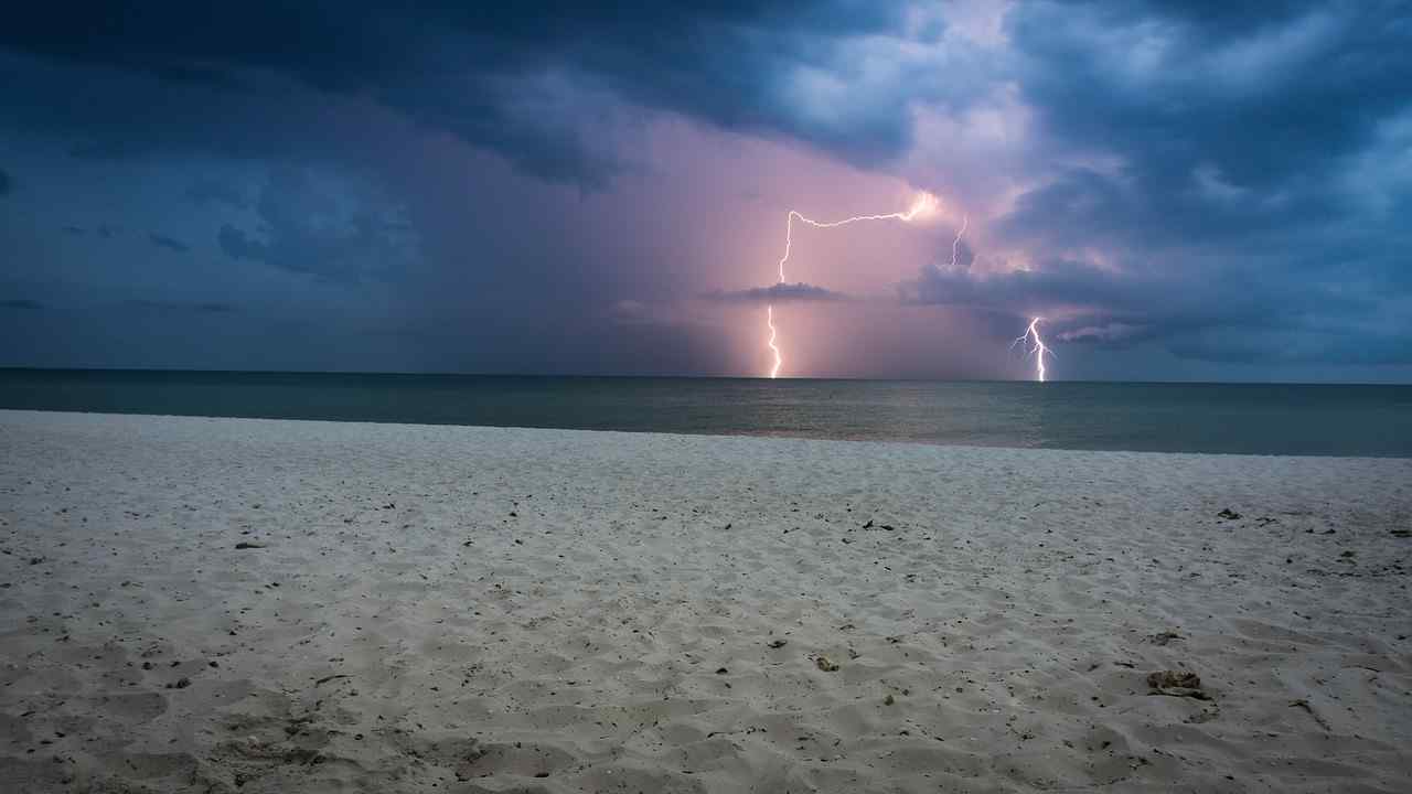 Temporale in spiaggia: i comportamenti che ci mettono in pericolo