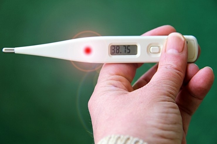 Febbre estiva: le cause più comuni e come vanno affrontati i sintomi