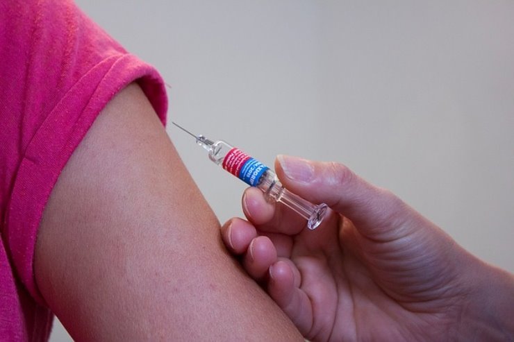Contrarre il covid dopo il vaccino, le conseguenze secondo uno studio