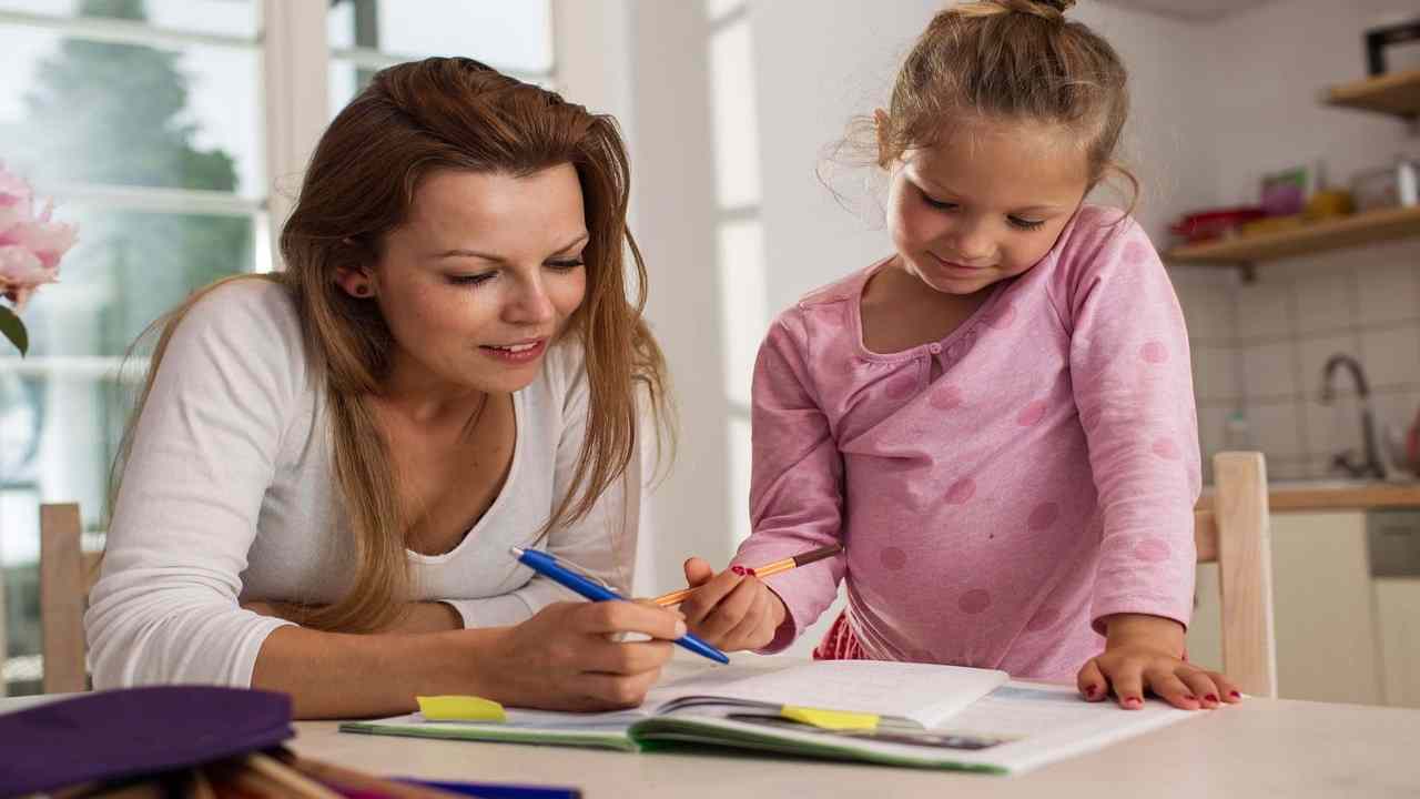 Figlie e compiti delle vacanze: 3 consigli utili per i genitori