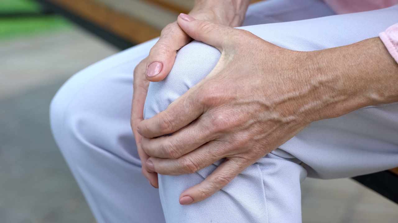 Osteoporosi, come trattarla con l'alimentazione: i cibi vietati