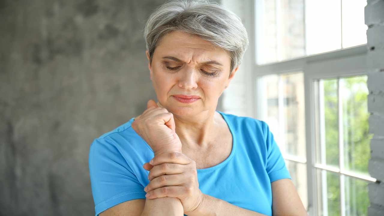 Osteoporosi: come si manifesta e quali sono i rimedi più efficaci