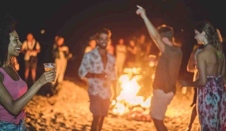 Falò in spiaggia, cosa prevede la legge