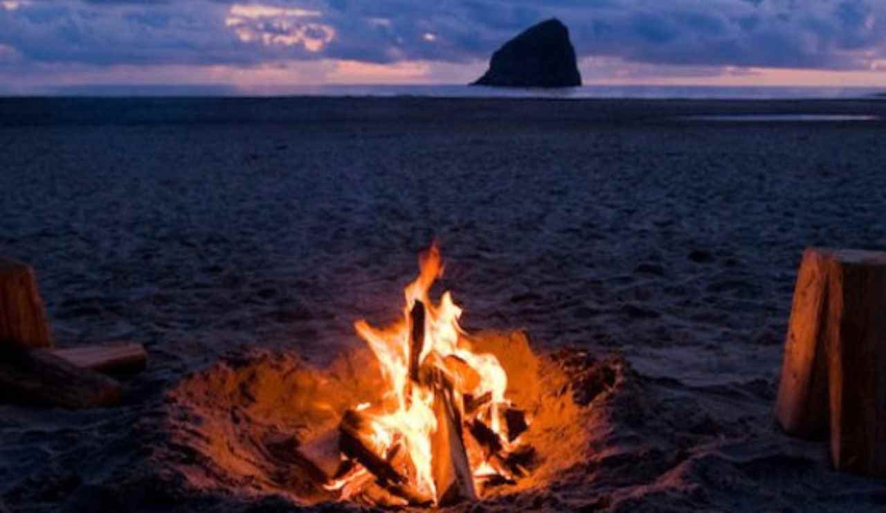 Falò in spiaggia, cosa prevede la legge