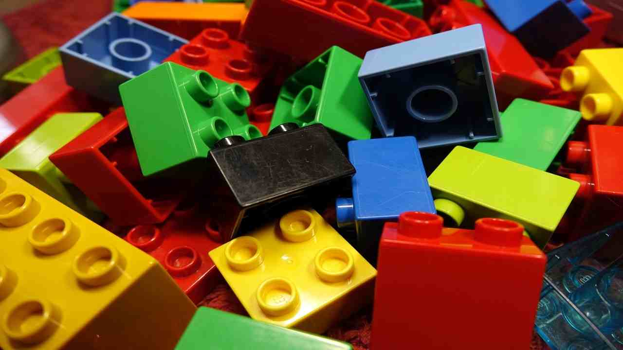 Quanto inquina la plastica? La risposta incredibile che viene dai LEGO