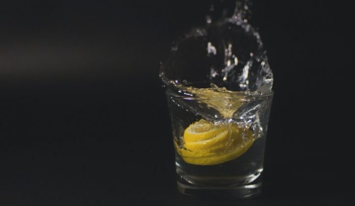 Acqua calda e limone: attenzione se la bevete
