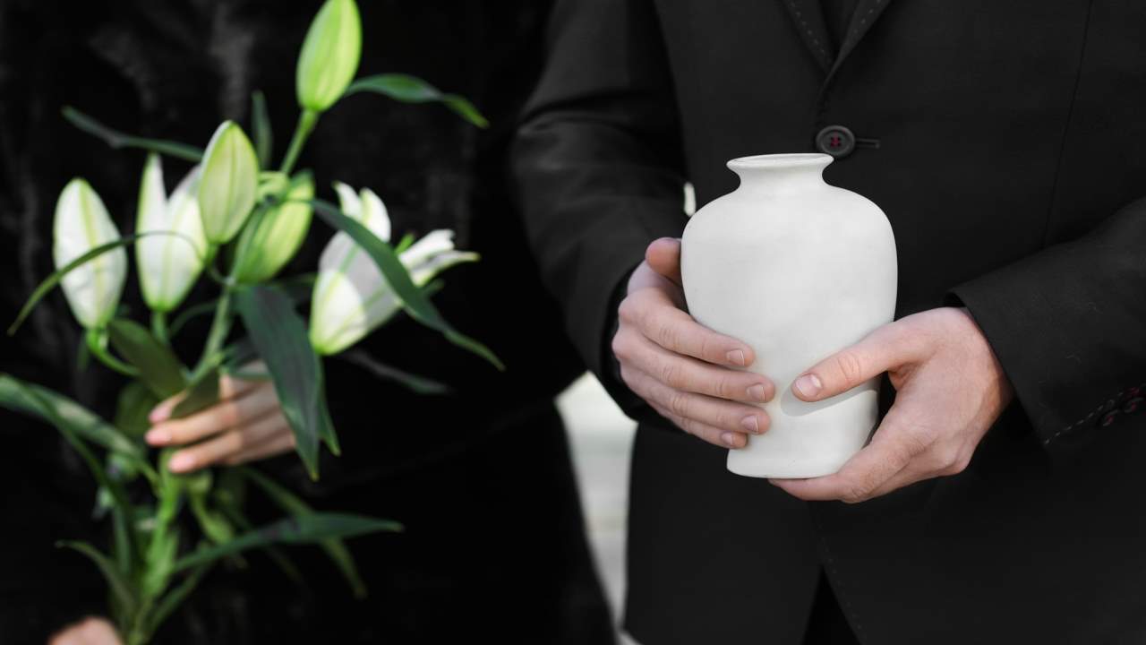 Cremazione: quando è consentito farla, come fare e dove tenere e disperdere le ceneri