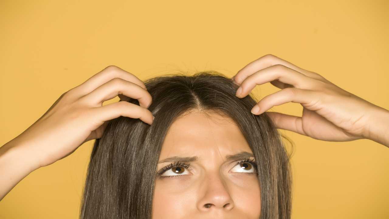 Non hai tempo per lo shampoo, ecco come avere capelli più puliti in poche mosse