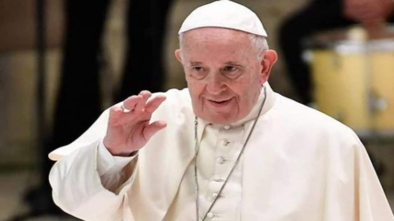 Papa Francesco sempre più rivoluzionario: ecco cosa ha chiesto ai preti