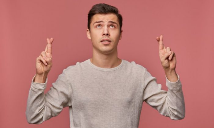 Dita incrociate quando si dice una bugia o come portafortuna, ecco perché?