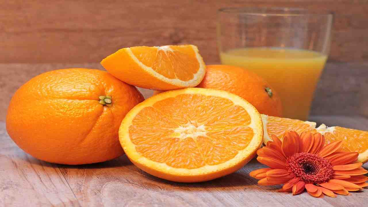 Vitamina C: la giusta quantità da assumere non è quella consigliata dall’OMS