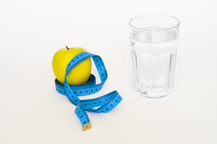 La dieta degli 8 bicchieri d’acqua facilissima: ecco quanti chili si perdono