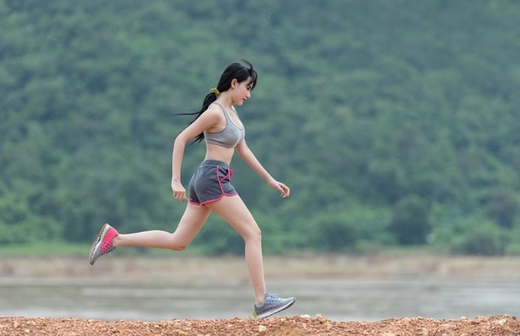 Muscolo in vista, ventre piatto, e perdita di peso con interval training si può