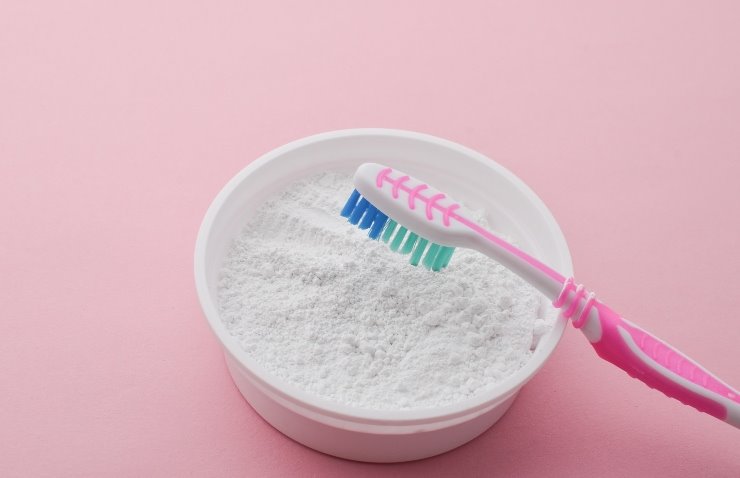 Ecco perché non devi lavare i denti con il bicarbonato, altro che sbiancamento!