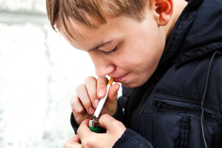 Bambini delle elementari che già fumano, ecco dove andremo a finire