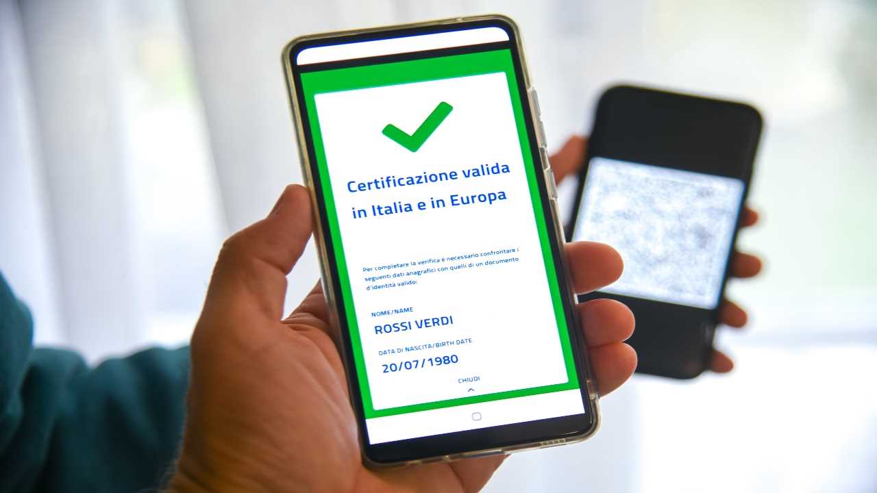 Non hai il green pass e lavori, l’azienda può chiederti i danni