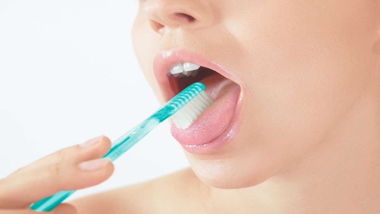 Non solo i denti vanno lavati, anche l’igiene della lingua è molto importante