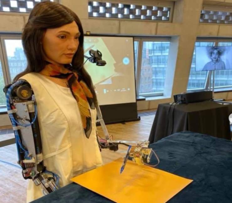 Ai-Da la donna robot arrestata all’aeroporto, ecco perchè