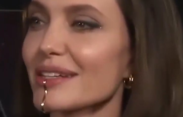 Angelina Jolie radiosa con i figli: ma cosa ha sul mento? La moda del momento!