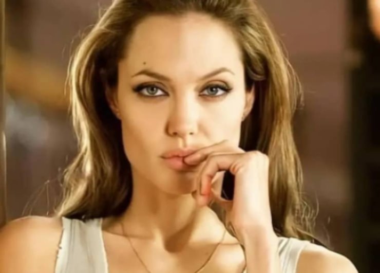 Angelina Jolie radiosa con i figli: ma cosa ha sul mento? La moda del momento!