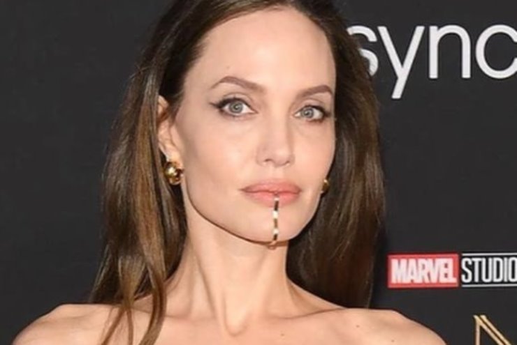 Angelina Jolie radiosa con i figli: ma cosa ha sul mento? La moda del momento!