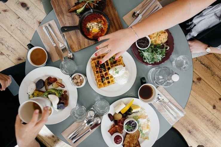 Colazione e pranzo per la sua salute mentale, ecco la dieta per proteggere i giovani