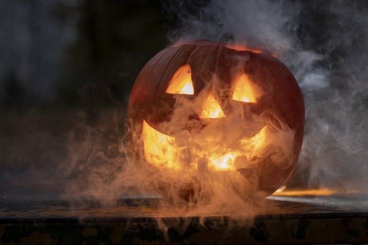 Come Svuotare una zucca facilmente, senza farsi male Manca poco ad Halloween, perciò, se volete cimentarvi spaventose decorazioni, di seguito vi spiegheremo passo passo come svuotare una zucca in maniera facile veloce e soprattutto senza farvi male. Il 31 ottobre è un giorno molto particolare poiché si festeggia una festa dalle origini antichissime: Halloween. Questa festa nasce in Irlanda dove aveva lo scopo di commemorare la fine dell’estate e la fine della mietitura. Da qui la prevalenza del colore arancione. In questo giorno per i celti, le anime dei morti tornavano sulla Terra per possedere i corpi. Di conseguenza, si proteggevano dagli spiriti accendendo fuochi sulle colline e appendendo lanterne ottenute da rape. Successivamente, in America, si cominciarono ad utilizzare le zucche poiché di più facile reperibilità. Non solo, proprio per sfuggire alle grinfie degli spiriti, le persone si travestivano per confondersi con essi. Ciò detto, veniamo ora i passaggi da seguire per svuotare una zucca e ricavarvi una spaventosa decorazione che i bambini adoreranno. Halloween Per prima cosa, prendete la vostra zucca ed eseguite un’incisione nella parte superiore, facendo ruotare il coltello fino ad arrivare all’estremità opposta. In questo modo, otterrete una sorta di cappello che dovrete mettere da parte. Ora, eseguite delle incisioni in corrispondenza dei bordi ricavando dei tocchetti. Fatto ciò, eliminate tutti i semi ed i filamenti che si trovano all’interno. Con l’aiuto di un coltello raschiate via la polpa della zucca dal basso verso l’alto, sia dai bordi che dal fondo. Ultimato anche questo passaggio, prendete la vostra decorazione di Halloween e lasciatela asciugare all’aperto per qualche giorno. Una volta finito, mettete la zucca svuotata all’aria aperta per farla asciugare un po’ (un paio di giorni andranno bene. Et voilà, la vostra zucca sarà pronta per essere decorata!