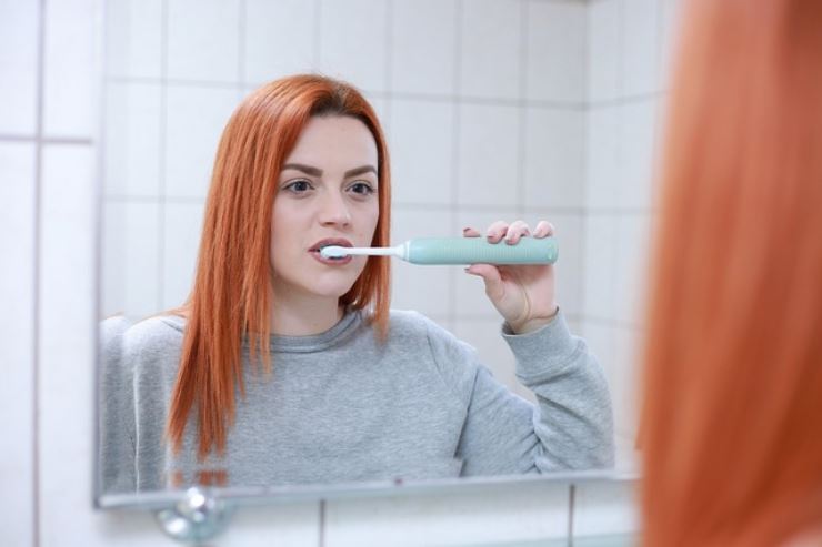 Non solo i denti vanno lavati, anche l’igiene della lingua è molto importante
