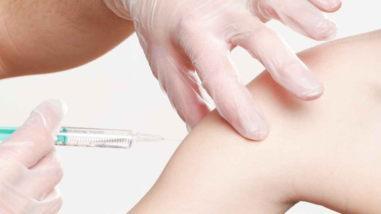 Non fate questo vaccino ai minori di 18 anni: l’allerta che arriva dal Nord Europa