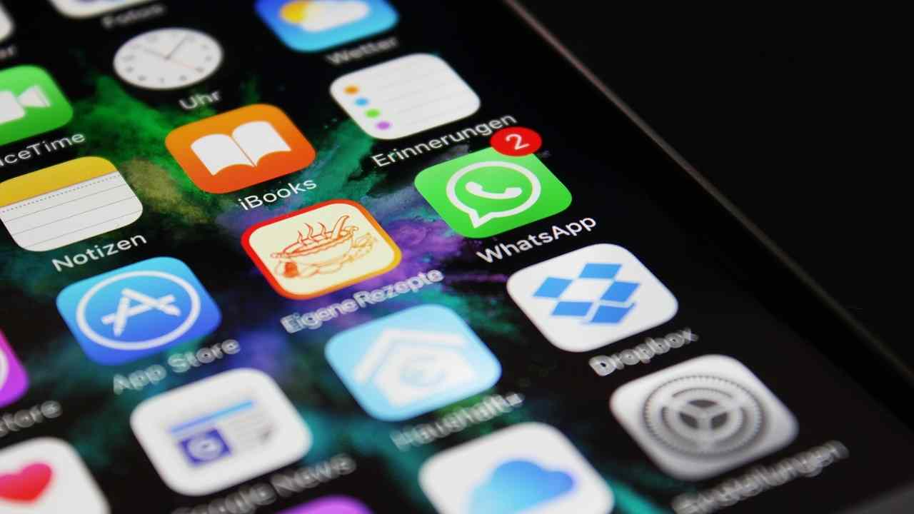 Whatsapp, ecco come scrivere chi ci spia: un trucco semplice da detective