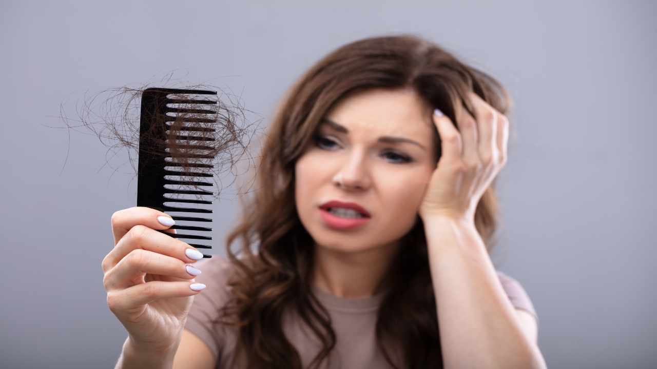 Caduta dei capelli: ecco quando la colpa è del cibo che mangiamo