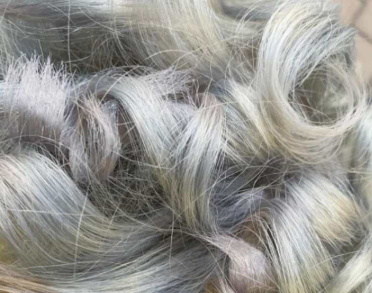 Capelli luccicanti, bianco perla e silver brillante ecco come ottenerle in pochi passi