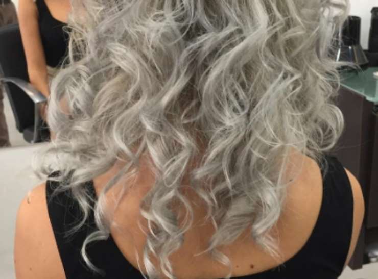 Capelli luccicanti, bianco perla e silver brillante ecco come ottenerle in pochi passi