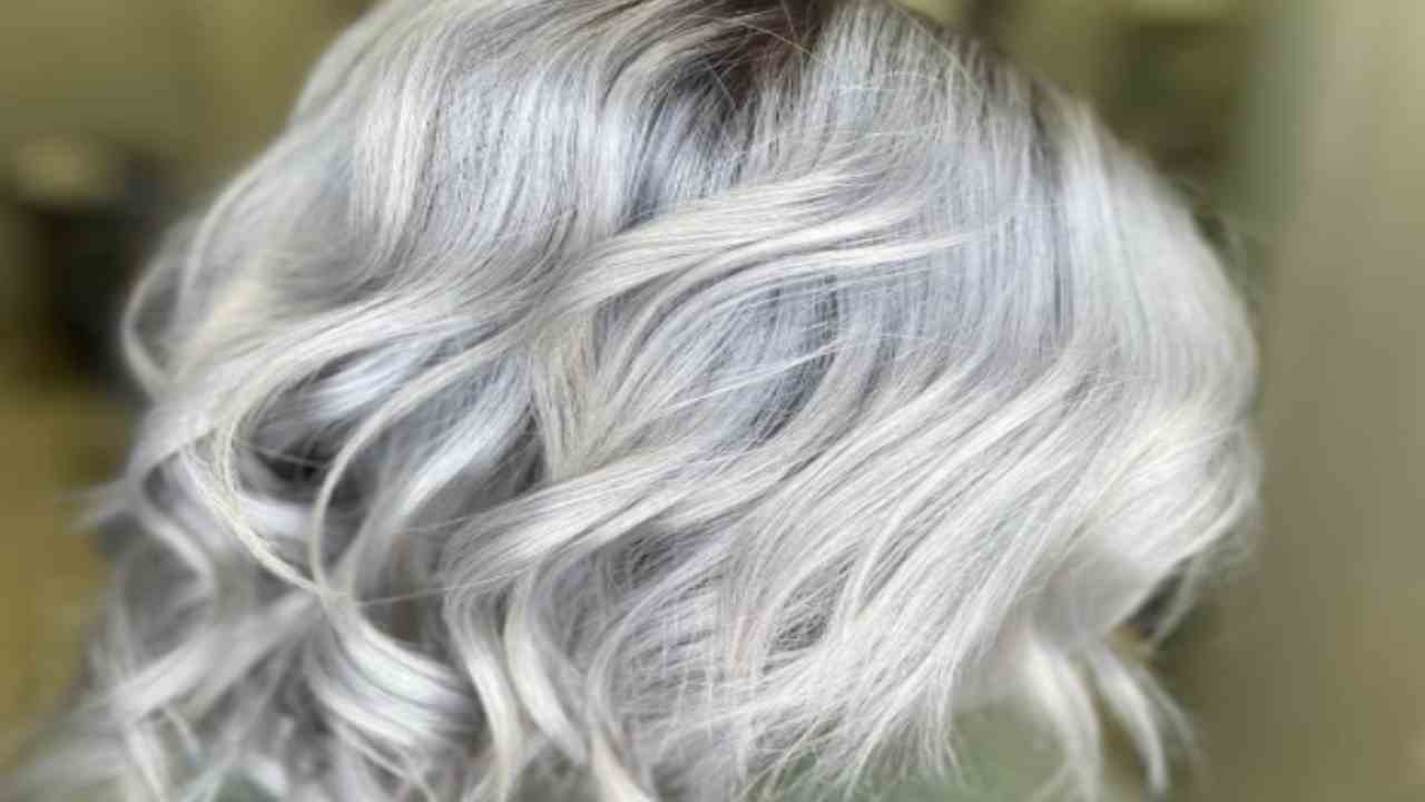 Capelli luccicanti, bianco perla e silver brillante ecco come ottenerle in pochi passi