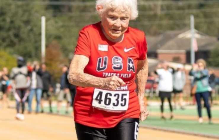 Record del mondo: una donna che corre i 100 metri ed ha più di 100 anni