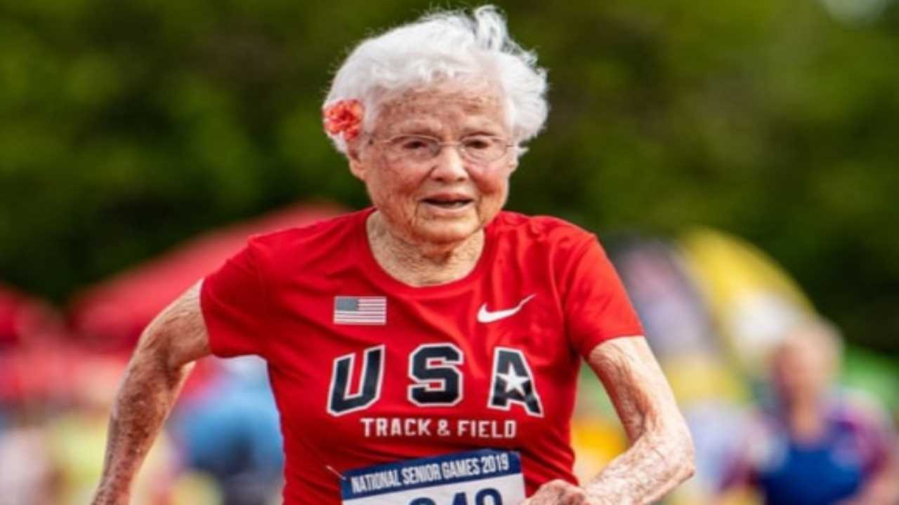 Record del mondo: una donna che corre i 100 metri ed ha più di 100 anni