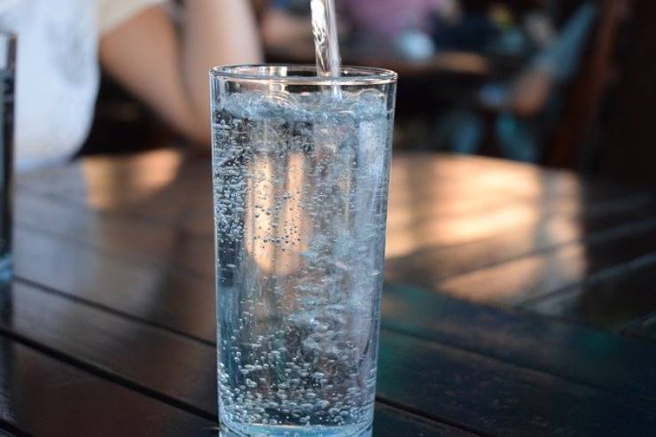 Quale acqua bevi, ecco le vere differenze tra oligominerale e la minerale