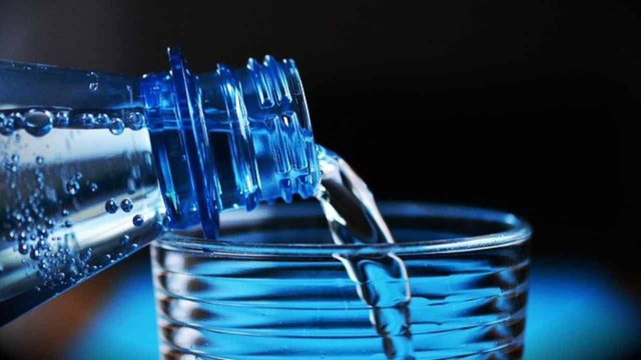 Quale acqua bevi, ecco le vere differenze tra oligominerale e la minerale