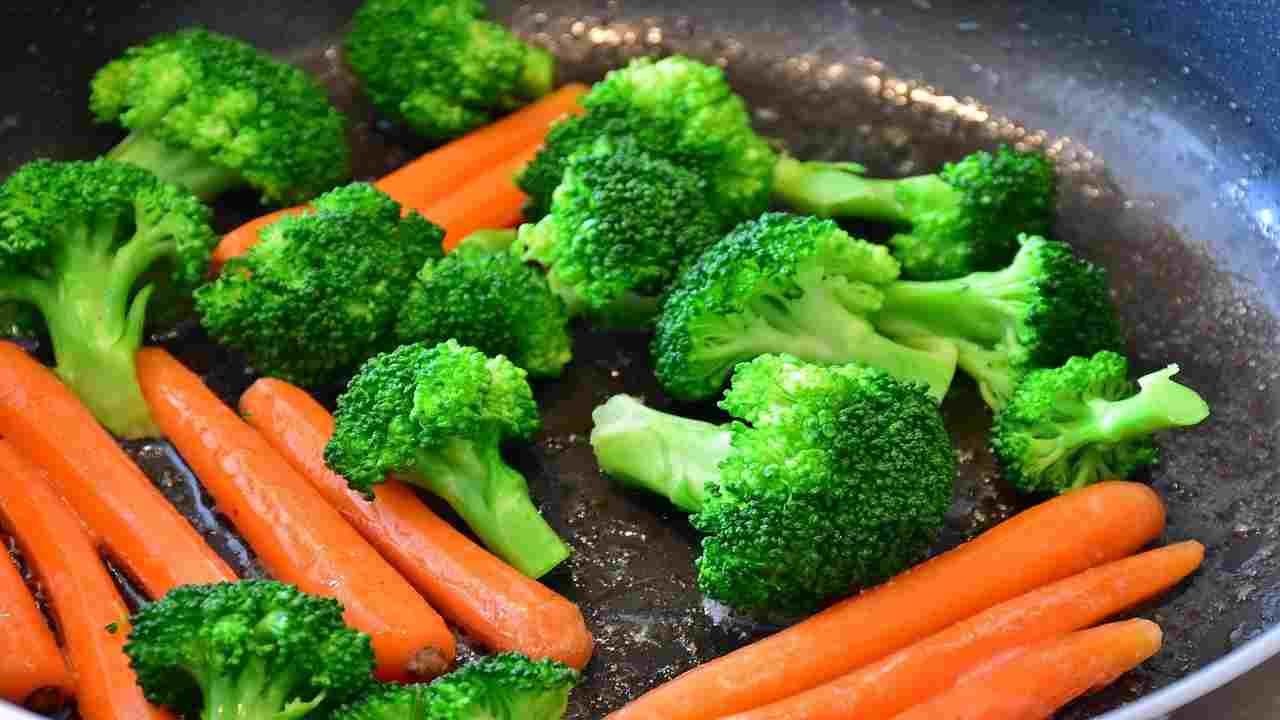 Mai bollire le verdure, il metodo migliore per cucinarle è un altro