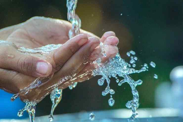 Quale acqua bevi, ecco le vere differenze tra oligominerale e la minerale