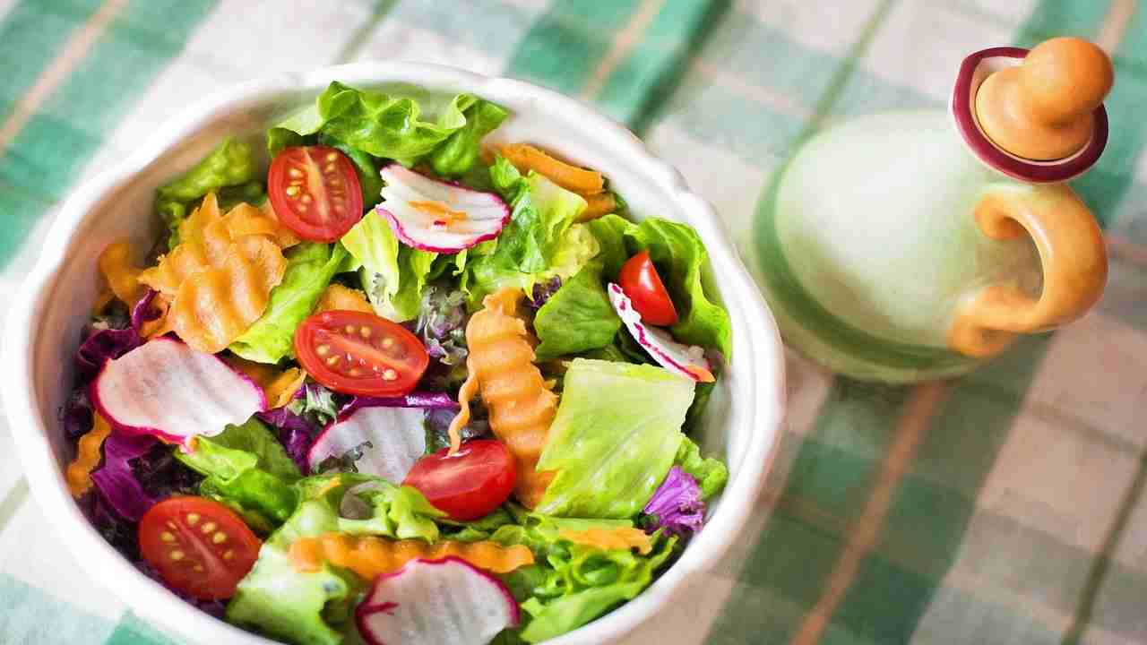 L'aceto nell'insalata fa male, ecco perchè secondo l'esperto