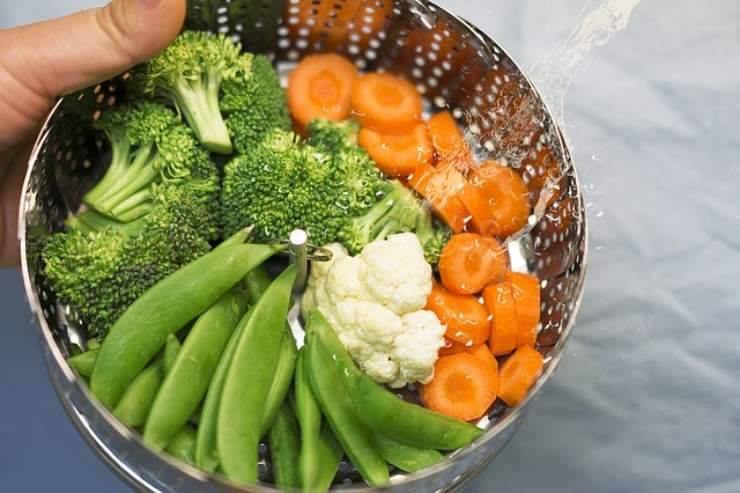 Mai bollire le verdure, il metodo migliore per cucinarle è un altro