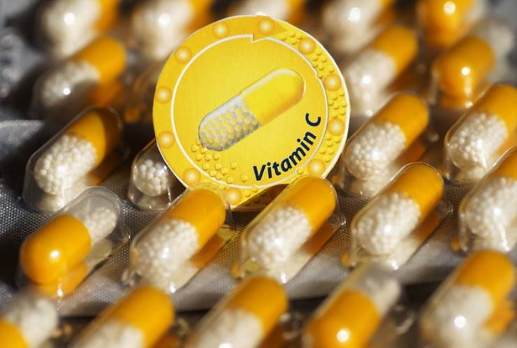 La vitamina C fa bene, ma cosa succede se ne assumi troppa?