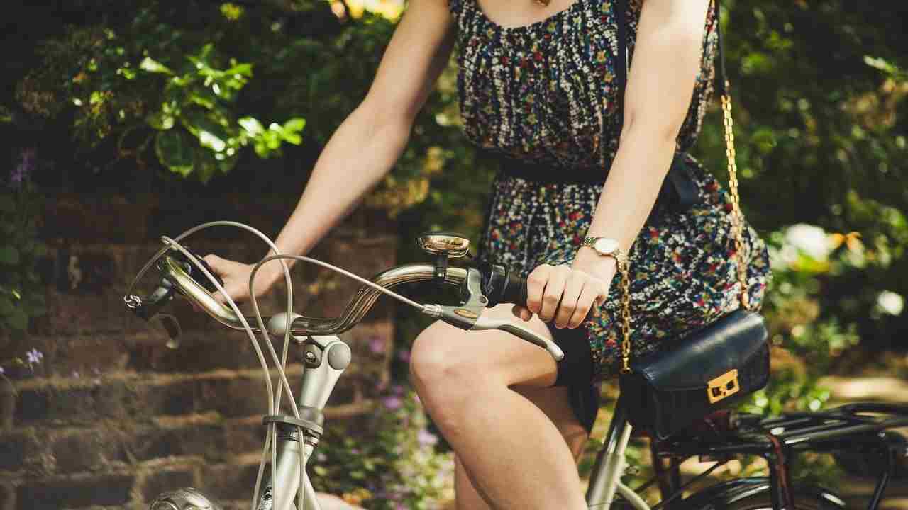 Andare in bicicletta abbassa la glicemia, il colesterolo e fa bene al cuore, ma bisogna fare attenzione, ecco perchè