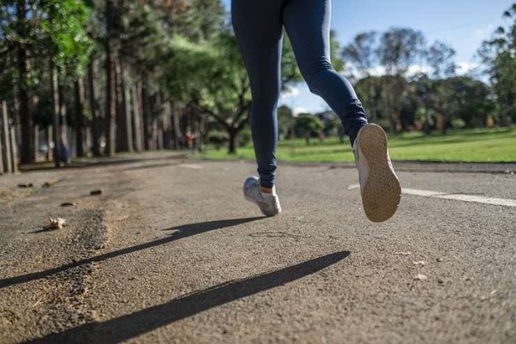 I benefici della corsa sono moltissimi: una migliore ossigenazione, delle ossa più forti e sane e per non farsi mancare nulla anche uno stato psichico rigenerato. La corsa fa bene, dunque, e questi sono i 10 motivi che vi convinceranno a (ri)tirare fuori le vostre scarpe da jogging una volta per tutte. 1. Corsa per perdere e controllare il peso