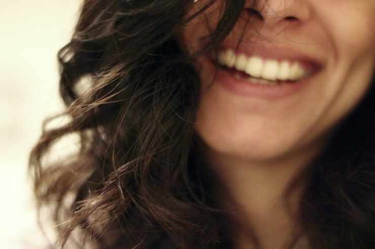 Il sorriso: questo vale un po' per tutti. Un sorriso allegro e sincero regala sempre sensazioni positive. Non è solo un segno di sensualità ma anche di apertura verso l'altro e disponibilità al dialogo. E poco importa che il sorriso non sia perfetto: la gioia e la simpatia vengono prima di tutto!