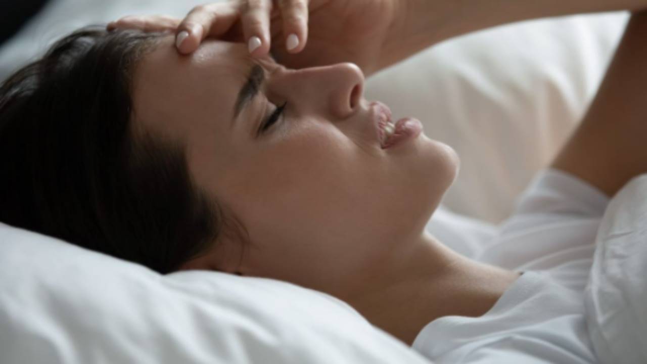Omicron gli effetti sul sonno sono devastanti, ecco cosa succede