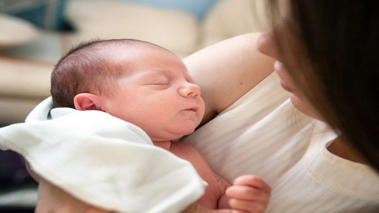 La diade mamma neonato non vanno separati mai, nemmeno in caso di covid: ecco perchè